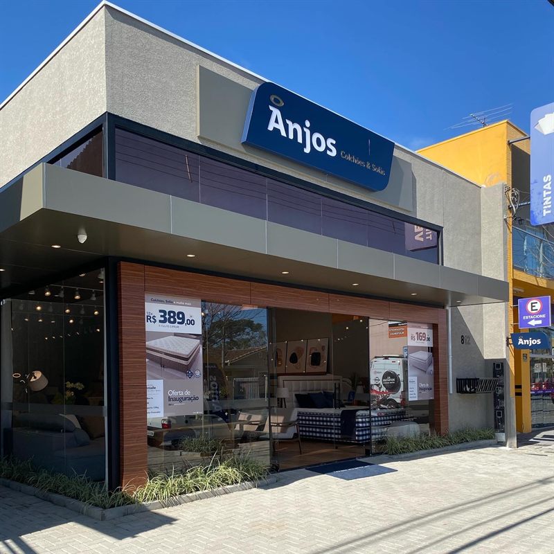 Fachada da franquia Anjos Colchões e Sofás com comunicação visual executada pela Midiafix.