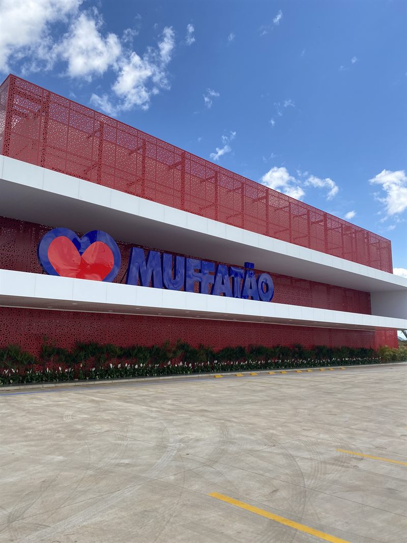 Fachada do supermercado Mufatão executada pela Midiafix com revestimento em ACM e comunicação visual de grande escala.