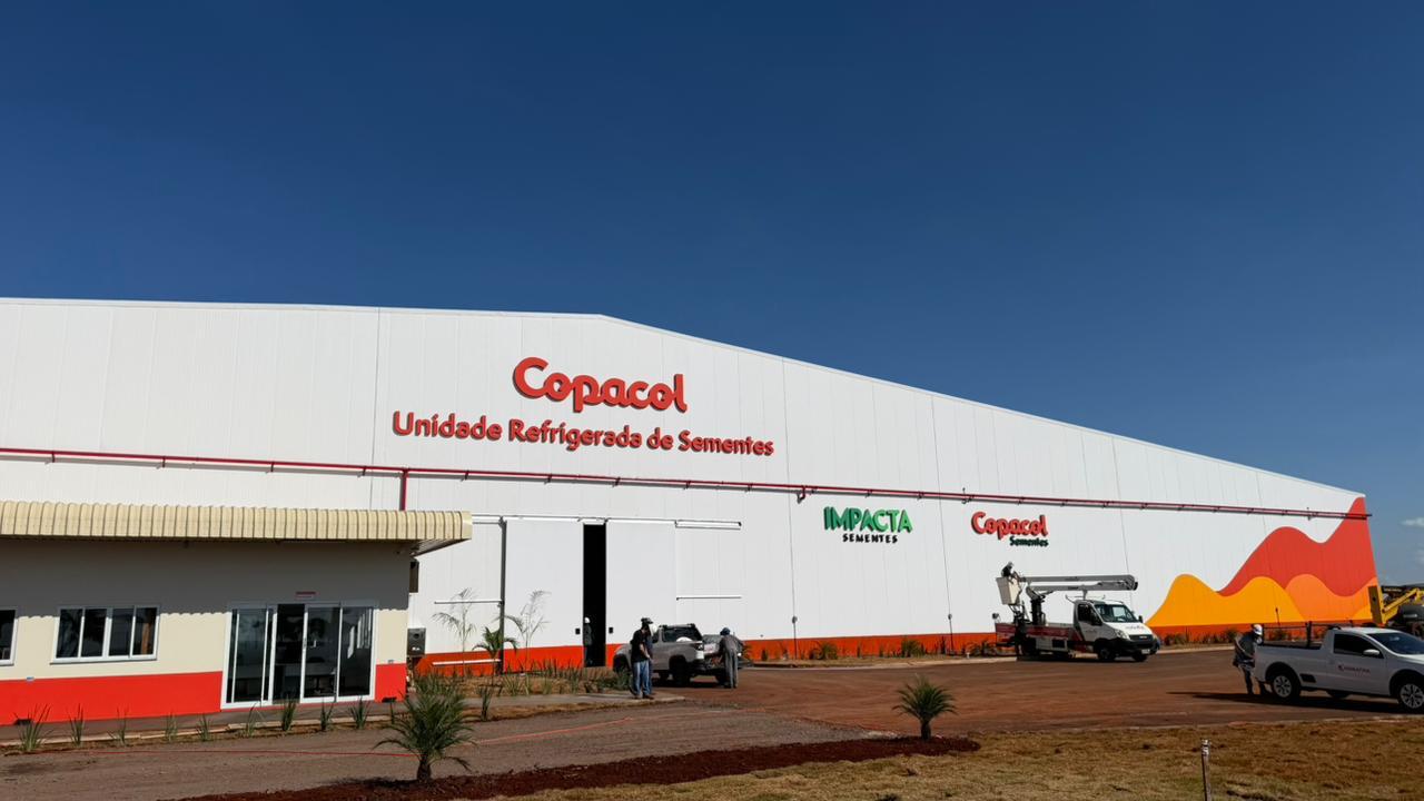 Fachada Copacol Unidade Refrigerada de Sementes — letra caixa corporativa e grafismo identitário em estrutura industrial. Projeto MIDIAFIX.