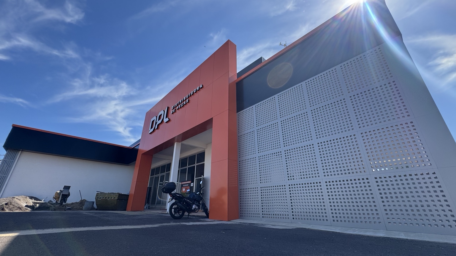 Detalhe do ACM perfurado e lettering DPL — qualidade de acabamento — projeto MIDIAFIX